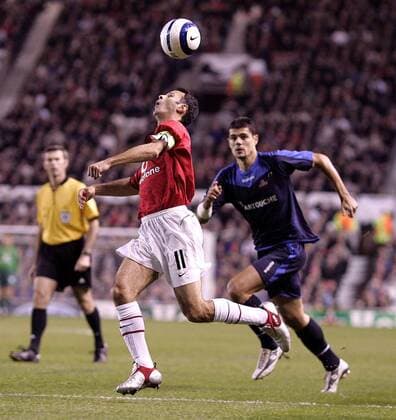 Ryan Giggs (Manchester United, li.) gegen Efstathios Tavlaridis (Lille) - EDITORIAL USE ONLY. No use with unauthorised audio, video, data, fixture lists, club league logos or live services. Online in-match use limited to 120 images, no video emulation. No use in betting, games or single club league player publications. Fußball EC 1 Herren Champions League 2005 2006, ManU, Manchester United - OSC Lille 0:0 Gruppe Manchester Dynamik,