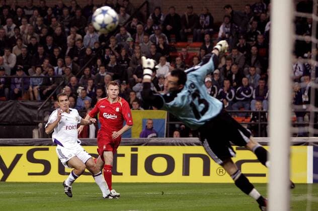 John Arne Riise (Liverpool, Mitte) sieht zu, wie der Ball am Tor von Torwart Silvio Proto (re.) vorbei fliegt, daneben Mark De Man (beide Anderlecht) - EDITORIAL USE ONLY. No use with unauthorised audio, video, data, fixture lists, club league logos or live services. Online in-match use limited to 120 images, no video emulation. No use in betting, games or single club league player publications. Fußball EC 1 Herren Champions League 2005 2006, RSC Anderlecht - FC Liverpool 0:1 Gruppe Brüssel Dynamik,