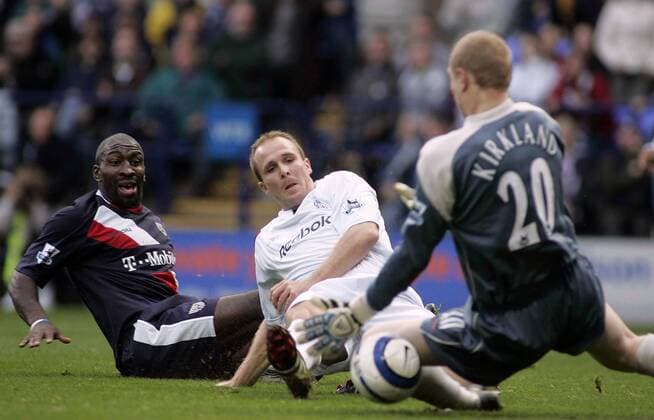 Henrik Pedersen (Bolton, Mitte) scheitert Torwart Chris Kirkland, li. Darren Moore (beide West Brom) - EDITORIAL USE ONLY. No use with unauthorised audio, video, data, fixture lists, club league logos or live services. Online in-match use limited to 120 images, no video emulation. No use in betting, games or single club league player publications. Fußball Herren English Premier League 2005 2006, 1. Englische Liga, Bolton Wanderers - West Bromwich Albion 2:0 Gruppe Bolton Dynamik, Kampf,