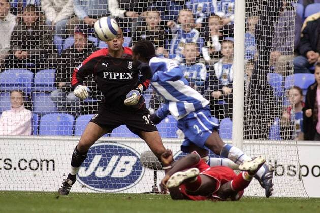Pascal Chimbonda (2.v.re., Wigan) trifft gegen Torwart Anthony Warner (Fulham) - EDITORIAL USE ONLY. No use with unauthorised audio, video, data, fixture lists, club league logos or live services. Online in-match use limited to 120 images, no video emulation. No use in betting, games or single club league player publications. Fußball Herren English Premier League 2005 2006, 1. Englische Liga, Wigan Athletic - FC Fulham 1:0 Gruppe Wigan Dynamik,
