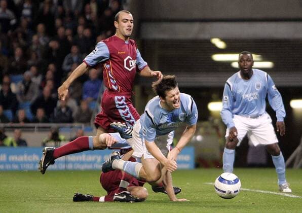 Joey Barton (Manchester City, vorn) wird zu Fall gebracht, dahinter Gavin McCann (Aston Villa) - EDITORIAL USE ONLY. No use with unauthorised audio, video, data, fixture lists, club league logos or live services. Online in-match use limited to 120 images, no video emulation. No use in betting, games or single club league player publications. Fußball Herren English Premier League 2005 2006, 1. Englische Liga, Manchester City - Aston Villa 3:1 Gruppe Manchester Dynamik, Kampf,