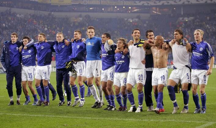 Schlussjubel Schalke v. re.: Christian Poulsen, Marcelo Jose Bordon, Gustavo Varela, Hamit Altintop, Kevin Kuranyi, Rafinha, Dario Rodriguez, Torwart Frank Rost, Ebbe Sand, Tomasz Waldoch, Sebastian Boenisch, Zlatan Bajramovic und Ersatztorwart Heimeroth Fußball EC 1 Herren Champions League 2005 2006, FC Schalke 04 Totale Gelsenkirchen Freude,