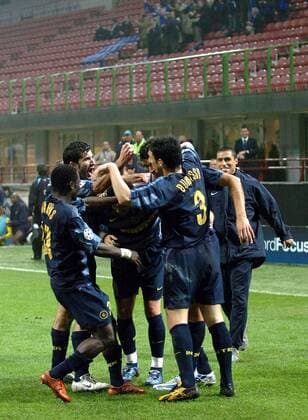 Wegen der Platzsperre bejubelt nur eine handvoll Inter Fans den Torerfolg ihrer Mannschaft, u.a. Ivan Cordoba (re.), Nicolas Burdisso (3), Luis Figo (2. v. li.) und Obafemi Martins (li.) Fußball EC 1 Herren Champions League 2005 2006, FC Internazionale Mailand Gruppe leer, leere, Tribüne, Tribünen, Rang, Ränge Mailand Freude, Begeisterung,