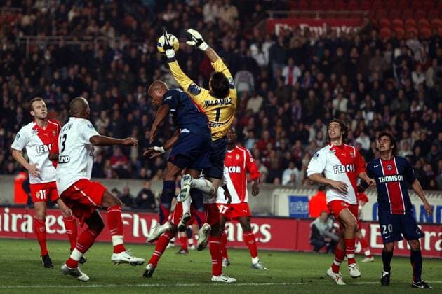 Torwart Guillaume Warmuz (Monaco) vor Fabrice Pancrate (Paris St. Germain, 4. v. li.) am Ball, beäugt von Badiane (Paris St. Germain), Sorlin, Maicon, Kapo, Modesto (alle Monaco) und Bueno (Paris St. Germain) Fußball Herren Ligue Une 2005 2006, 1. französische Liga, Paris Saint Germain - AS Monaco 0:0, PSG Totale pan11365 Paris Dynamik,