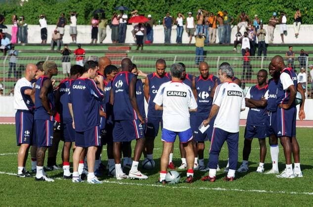 Mannschaftsbesprechung Frankreich um Nationaltrainer Raymond Domenech (re.) und seinen Co Pierre Mankowski (beide in weiß), u.a. Torwart Barthez, Cisse, Henry, Anelka, Makelele, Thuram, Vieira Fußball Herren Nationalmannschaft 2005, Nationalteam, Training, Vorbereitung Totale pan11401 Fort de France Martinique