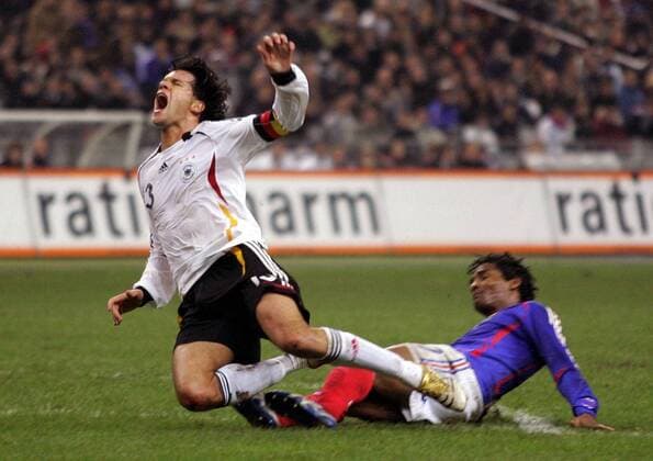 Michael Ballack (Deutschland, li.) wird von Florent Malouda (Frankreich) gefoult Fußball Länderspiel Herren Länderspiel 2005, Freundschaftsspiel, Test, Testspiel, Nationalmannschaft, Nationalteam Gruppe Foul, Foulspiel, Schrei, schreien, Schmerz Paris Schmerzen Dynamik, Kampf