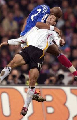 Jean Alain Boumsong (li., Frankreich) unfair gegen Miroslav Klose (Deutschland) im Luftkampf Fußball Länderspiel Herren Länderspiel 2005, Freundschaftsspiel, Test, Testspiel, Nationalmannschaft, Nationalteam, Vdig Gruppe Paris Dynamik, Höhe, Kampf,