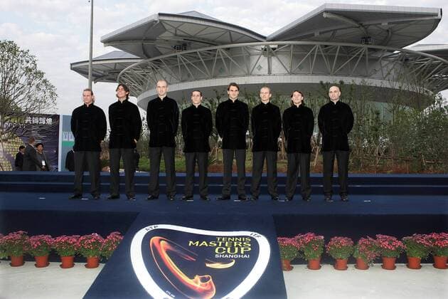 Die Teilnehmer des ATP Masters Cup 2005 stehen vor dem Qi Zhong Stadium, v.li.: David Nalbandian (Argentinien), Rafael Nadal (Spanien), Ivan Ljubicic (Kroatien), Gaston Gaudio (Argentinien), Roger Federer (Schweiz), Nikolay Davydenko (Rußland), ... Tennis WM Herren Masters Cup Shanghai 2005, ATP Weltmeisterschaft, Stadion, Tennisstadion, außen, Außenansicht Totale Qizhong Stadium, Veranstaltungslogo Shanghai