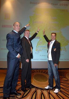 In Düsseldorf fällt der Startschuss zur Deutschlandtour 2006 - Tourdirektor Kai Rapp (li.), Geschäftsführer Hans Rudolf Holtkamp (Bielefeld Marketing GmbH, Mitte) und Erik Zabel (T Mobile alle Deutschland) sind in freudiger Erwartung Radsport Herren Vorschau 2005 Deutschland Tour 2006, Deutschlandtour, ProTour, Straßenradsport, Straße, Rad Gruppe Direktor, Organisation, Organisator, Kleidung, Düsseldorf, Gestik, zeigen, Fingerzeig, Outfit,