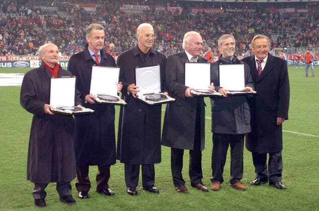 Bayern Legenden werden von der UEFA noch einmal für ihre Erfolge im Europacup geehrt, v. li.: Dettmar Cramer, Ottmar Hitzfeld, Franz Beckenbauer, Udo Lattek, Gerd Müller und DFB Präsident Gerhard Mayer Vorfelder (alle Deutschland) Fußball EC 1 Herren Champions League 2005 2006, FC Bayern München, of Europe, Jubiläum, 50 Jahre Europapokal Gruppe München Freude,