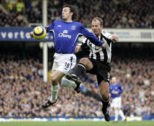 Simon Davies (Everton, li.) gegen Alan Shearer (Newcastle) - EDITORIAL USE ONLY. No use with unauthorised audio, video, data, fixture lists, club league logos or live services. Online in-match use limited to 120 images, no video emulation. No use in betting, games or single club league player publications. Fußball Herren English Premier League 2005 2006, 1. Englische Liga, FC Everton - Newcastle United 1:0 Gruppe Liverpool Dynamik, Kampf, Höhe,