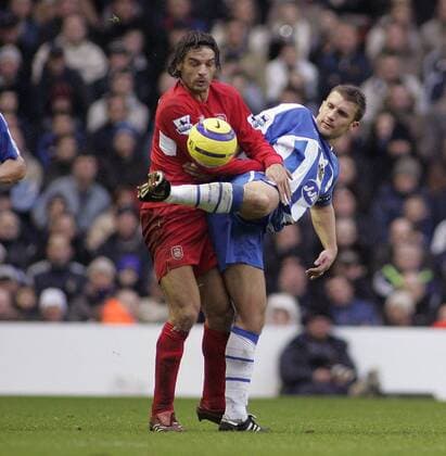 Fernando Morientes (Liverpool, li.) gegen Matthew Jackson (Wigan) - EDITORIAL USE ONLY. No use with unauthorised audio, video, data, fixture lists, club league logos or live services. Online in-match use limited to 120 images, no video emulation. No use in betting, games or single club league player publications. Fußball Herren English Premier League 2005 2006, 1. Englische Liga, FC Liverpool - Wigan Athletic 3:0 Gruppe Liverpool Dynamik, Kampf,
