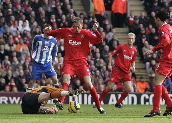 Peter Crouch (Liverpool, 3.v.re.) gegen Torwart Michael Pollitt (Wigan) - EDITORIAL USE ONLY. No use with unauthorised audio, video, data, fixture lists, club league logos or live services. Online in-match use limited to 120 images, no video emulation. No use in betting, games or single club league player publications. Fußball Herren English Premier League 2005 2006, 1. Englische Liga, FC Liverpool - Wigan Athletic 3:0 Gruppe Liverpool Dynamik, Abwehr,