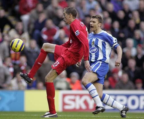Peter Crouch (Liverpool, li.) erzielt das 2:0, Matthew Jackson (Wigan) kommt zu spät - EDITORIAL USE ONLY. No use with unauthorised audio, video, data, fixture lists, club league logos or live services. Online in-match use limited to 120 images, no video emulation. No use in betting, games or single club league player publications. Fußball Herren English Premier League 2005 2006, 1. Englische Liga, FC Liverpool - Wigan Athletic 3:0 Gruppe Liverpool Dynamik,