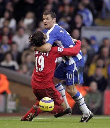 Lee McCulloch (Wigan, re.) hat Fernando Morientes (Liverpool) im Schwitzkasten - EDITORIAL USE ONLY. No use with unauthorised audio, video, data, fixture lists, club league logos or live services. Online in-match use limited to 120 images, no video emulation. No use in betting, games or single club league player publications. Fußball Herren English Premier League 2005 2006, 1. Englische Liga, FC Liverpool - Wigan Athletic 3:0 Gruppe Liverpool Dynamik, Kampf,