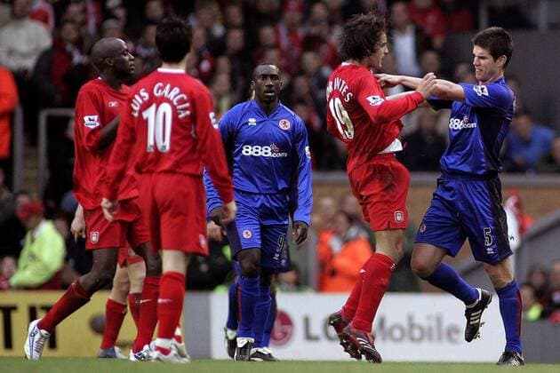Fernando Morientes (Liverpool, 2.v.re.) und Chris Riggott geraten aneinander, Jimmy Floyd Hasselbaink (hi., beide Middlesbrough) schaut zu - EDITORIAL USE ONLY. No use with unauthorised audio, video, data, fixture lists, club league logos or live services. Online in-match use limited to 120 images, no video emulation. No use in betting, games or single club league player publications. Fußball Herren English Premier League 2005 2006, 1. Englische Liga, FC Liverpool - Middlesbrough FC 2:0 Gruppe Liverpool Spannung,