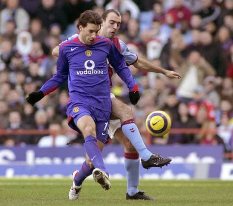 Ruud Van Nistelrooy (Manchester United, li.) gegen Gavin McCann (Aston Villa) - EDITORIAL USE ONLY. No use with unauthorised audio, video, data, fixture lists, club league logos or live services. Online in-match use limited to 120 images, no video emulation. No use in betting, games or single club league player publications. Fußball Herren English Premier League 2005 2006, 1. Englische Liga, Aston Villa FC - Manchester United 0:2, ManU Gruppe Birmingham Dynamik, Kampf,
