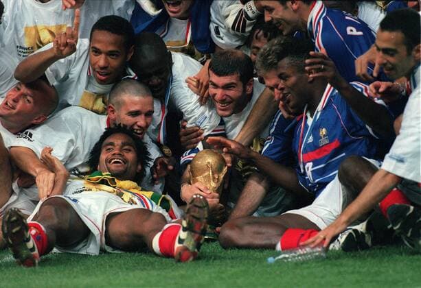 Weltmeister Frankreich v.li.: Franck Leboeuf, Thierry Henry, Vincent Candela, Christian Karembeu, Lilian Thuram, Zinedine Zidane mit dem Weltpokal, Marcel Desailly (vorn), Didier Deschamps, Robert Pires (hi.) und Youri Djorkaeff Fußball WM Herren Weltmeisterschaft 1998, Länderspiel, Nationalmannschaft, Nationalteam, Nationaltrikot, Vdia Gruppe Finale, Endspiel, Siegerehrung, Podium, Podest Paris Freude, Begeisterung,