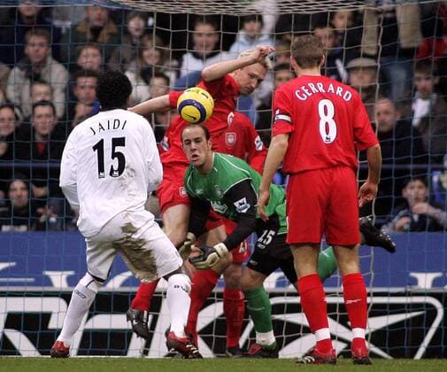 Radhi Jaidi (Bolton) gegen Torwart Jose Manuel Reina (2.v.re.), Steven Gerrard (beide Liverpool) kann nur zuschauen- EDITORIAL USE ONLY. No use with unauthorised audio, video, data, fixture lists, club league logos or live services. Online in-match use limited to 120 images, no video emulation. No use in betting, games or single club league player publications. Fußball Herren English Premier League 2005 2006, 1. Englische Liga, Bolton - FC Liverpool Gruppe Bolton Dynamik,