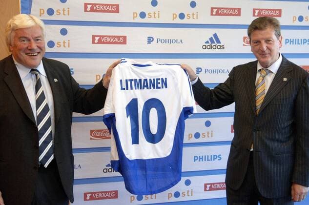 Pekka Hämäläinen (li.), Präsident des finnischen Fußballverbandes SPL, und der zukünftige Nationaltrainer Roy Hodgson (Vertrag ab August 2006 beide Finnland) präsentieren stolz das Trikot von Superstar Jari Litmanen - Fußball Herren Pressekonferenz 2005, PK, Pressetermin, Trainer, Coach, Nationalcoach, neu, neuer, zukünftiger Gruppe Helsinki