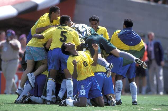 Schlußjubel Weltmeister Brasilien, v.li.: Cafu, Mauro Silva, Aldair, Ersatztorwart Gilmar II, Marcio Santos, Romario Fußball WM Herren Weltmeisterschaft 1994, Nationalmannschaft, Nationalteam, Nationaltrikot, Länderspiel, Finale, Vdia Totale dal Pozzo, Torwart, Ersatztorhüter, Ersatzkeeper Pasadena, Los Angeles, LA, L.A. Glück, Harmonie, Begeisterung, Freude,