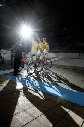 Fahrervorstellung, v.li.: Sixdays Organisator Roman Hermann, Robert Bartko, Guido Fulst und Leif Lampater (alle Deutschland) im Rampenlicht Radsport Herren 23. Stuttgarter Sechstagerennen 2006, Sechstage, Sechs, Sixdays, six days, Rad, Bahn, Bahnradsport Totale Stuttgart