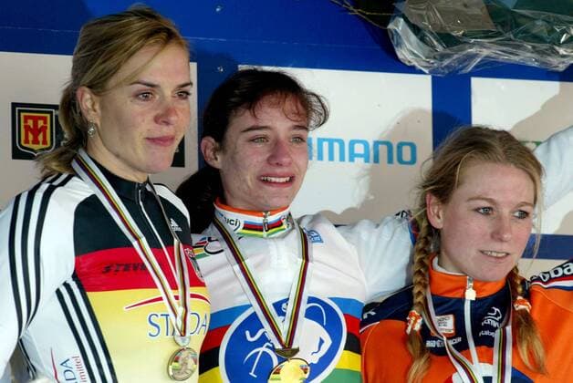 Freudentränen während der Siegerehrung der UCI Cyclo Cross Weltmeisterschaft 2006 - V.li. Hanka Kupfernagel (Deutschland, 2. Platz), Weltmeisterin Marianne Vos und Daphny van den Brand (beide Niederlande) Radsport WM Damen UCI Cyclo Cross Weltmeisterschaft 2006, CycloCross, Crossrennen, Rad, Querfeldein, Querfeldeinfahren Gruppe Sieg, Sieger, Weltmeister, o0 Siegerin Zeddam Weltmeistertrikot, Regenbogentrikot Glück, Freude,