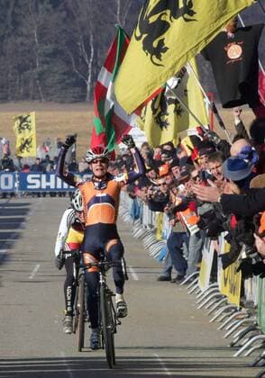 Marianne Vos (Niederlande) gewinnt die UCI Cyclo Cross Weltmeisterschaft 2006 vor Hanka Kupfernagel (Deutschland) Radsport WM Damen UCI Cyclo Cross Weltmeisterschaft 2006, CycloCross, Crossrennen, Rad, Querfeldein, Querfeldeinfahren Gruppe Radsportfan, Radsportfans, Zuschauer, Publikum Zeddam, Weltmeister, Weltmeisterin Freude,