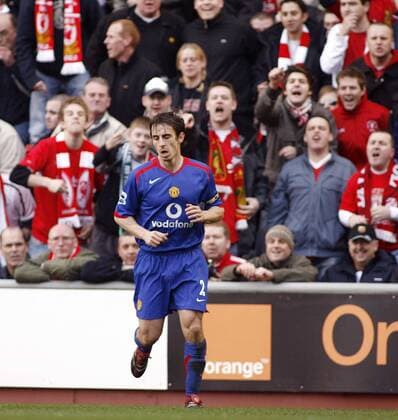 Gary Neville (Manchester United) wird von Liverpool Fans beschimpft - EDITORIAL USE ONLY. No use with unauthorised audio, video, data, fixture lists, club league logos or live services. Online in-match use limited to 120 images, no video emulation. No use in betting, games or single club league player publications. Fußball Herren FA Cup 2005 2006, englischer Pokal, Pokalspiel, FC Liverpool - Manchester United 1:0, ManU Totale Liverpool