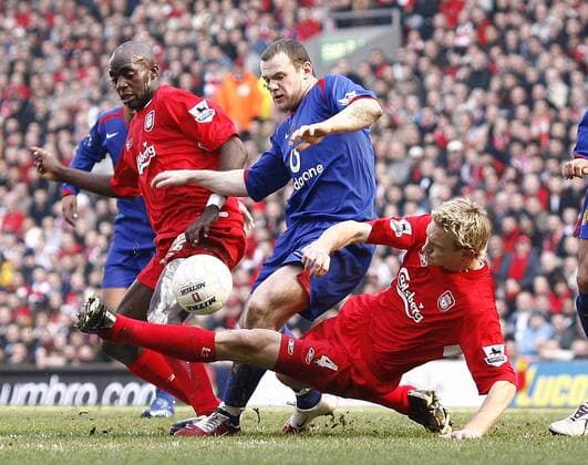 Wayne Rooney (Manchester United, Mitte) gegen Sami Hyypiä (re.) und Mohamed Lamine Sissoko (beide Liverpool) - EDITORIAL USE ONLY. No use with unauthorised audio, video, data, fixture lists, club league logos or live services. Online in-match use limited to 120 images, no video emulation. No use in betting, games or single club league player publications. Fußball Herren FA Cup 2005 2006, englischer Pokal, Pokalspiel, FC Liverpool - Manchester United 1:0, ManU Gruppe Liverpool Dynamik, Kampf,