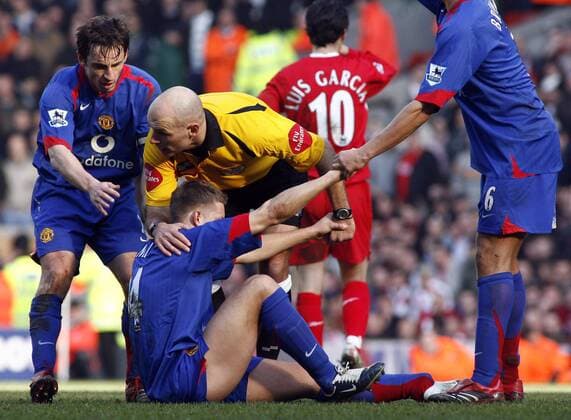 Alan Smith sitzt mit einem schweren Beinbruch am Boden, Gary Neville (beide Manchester United, re.) und FIFA Schiedsrichter Howard Webb stehen ihm besorgt bei - EDITORIAL USE ONLY. No use with unauthorised audio, video, data, fixture lists, club league logos or live services. Online in-match use limited to 120 images, no video emulation. No use in betting, games or single club league player publications. Fußball Herren FA Cup 2005 2006, englischer Pokal, Pokalspiel, Manchester United, ManU Gruppe Liverpool