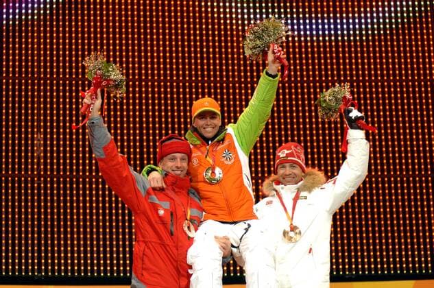 Siegerehrung Massenstart - der Zweitplazierte Tomasz Sikora (Polen, li.) und der Drittplazierten Ole Einar Björndalen (Norwegen) lassen Olympiasieger Michael Greis (Deutschland) hochleben Biathlon OS Winter Herren Olympische Spiele 2006, Winterspiele, Siegerehrung, Podium, Podest, Massenstart, 15km, 15 km Gruppe Medals Plaza, Blumen, Strauß, Blumenstrauß, tragen Turin Freude, Begeisterung,