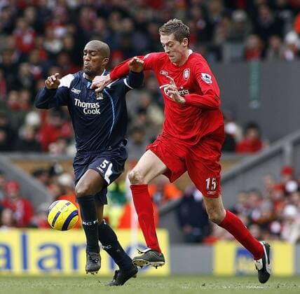 Peter Crouch (re., Liverpool) gegen Sylvain Distin (Manchester City) - EDITORIAL USE ONLY. No use with unauthorised audio, video, data, fixture lists, club league logos or live services. Online in-match use limited to 120 images, no video emulation. No use in betting, games or single club league player publications. Fußball Herren English Premier League 2005 2006, 1. Englische Liga, FC Liverpool - Manchester City 1:0, Vdig Gruppe Liverpool Dynamik,