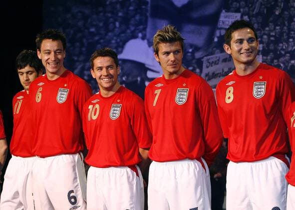 Englische Nationalspieler während einer Trikotpräsentation, - v.re.: Frank Lampard, David Beckham, Michael Owen, John Terry und Joe Cole - EDITORIAL USE ONLY. No use with unauthorised audio, video, data, fixture lists, club league logos or live services. Online in-match use limited to 120 images, no video emulation. No use in betting, games or single club league player publications. Fußball Herren Nationalmannschaft 2006, Nationalteam, Nationaltrikot, Pressekonferenz, PK, Pressetermin Gruppe Manchester