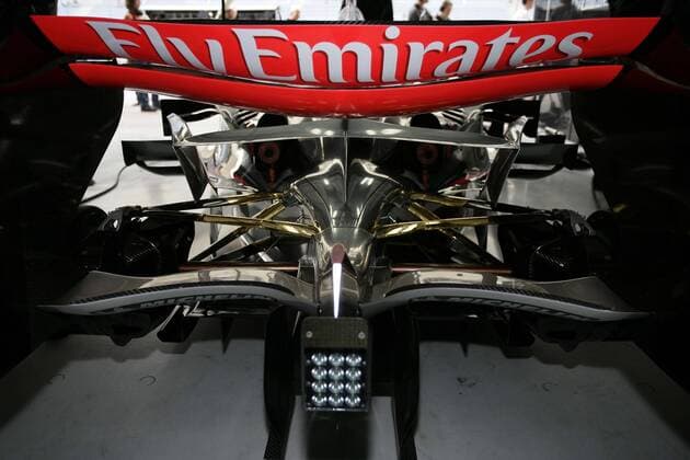 Fly Emirates - die Fluggesellschaft wirbt auf dem Heckflügel eines Boliden von McLaren Mercedes, darunter die verchromte Teile der Radaufhängung, Antriebswellen, Zusatzflügel und Auspuffanlage Motorsport Grand Prix Herren Großer Preis von Bahrain 2006, Formel 1 Weltmeisterschaft, F1, F, GP, WM, Aufhängung, Chrom Einzelbild Schriftzug, verchromt, Silber, silbern, silberne Manama, Sakhir, Aerodynamik, aerodynamisch
