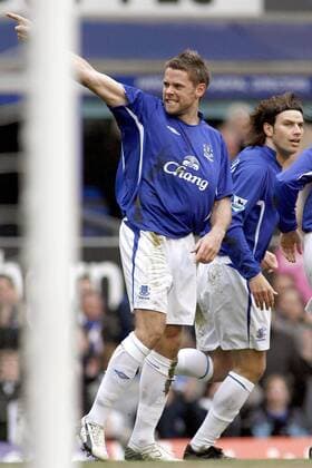 Torjubel Everton - Torschütze James Beattie (li.) jubelt den Anhängern zu, daneben Nuno Valente - EDITORIAL USE ONLY. No use with unauthorised audio, video, data, fixture lists, club league logos or live services. Online in-match use limited to 120 images, no video emulation. No use in betting, games or single club league player publications. Fußball Herren English Premier League 2005 2006, 1. Englische Liga, Everton FC Gruppe Liverpool Freude,