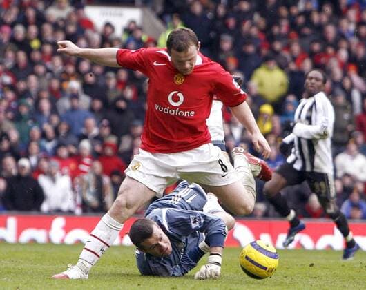 Wayne Rooney (Manchester United) lässt Torwart Shay Given (Newcastle) hinter sich - EDITORIAL USE ONLY. No use with unauthorised audio, video, data, fixture lists, club league logos or live services. Online in-match use limited to 120 images, no video emulation. No use in betting, games or single club league player publications. Fußball Herren English Premier League 2005 2006, 1. Englische Liga, Manchester United - Newcastle United 2:0, ManU Gruppe Manchester Dynamik,