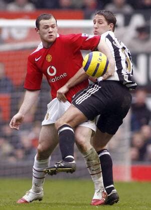 Wayne Rooney (Manchester United, li.) gegen Robert Elliott (Newcastle) - EDITORIAL USE ONLY. No use with unauthorised audio, video, data, fixture lists, club league logos or live services. Online in-match use limited to 120 images, no video emulation. No use in betting, games or single club league player publications. Fußball Herren English Premier League 2005 2006, 1. Englische Liga, Manchester United - Newcastle United 2:0, ManU Gruppe Manchester Dynamik,