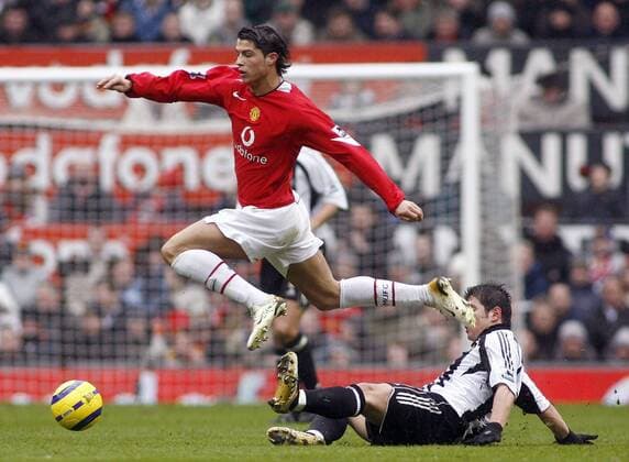 Cristiano Ronaldo (Manchester United, li.) wird von Emre Belözoglu (Newcastle) gefoult - EDITORIAL USE ONLY. No use with unauthorised audio, video, data, fixture lists, club league logos or live services. Online in-match use limited to 120 images, no video emulation. No use in betting, games or single club league player publications. Fußball Herren English Premier League 2005 2006, 1. Englische Liga, Manchester United - Newcastle United 2:0, ManU Gruppe Manchester Dynamik, Kampf,