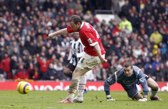 Wayne Rooney (Manchester United) lässt Torwart Shay Given (Newcastle) hinter sich und erzielt das 1:0 - EDITORIAL USE ONLY. No use with unauthorised audio, video, data, fixture lists, club league logos or live services. Online in-match use limited to 120 images, no video emulation. No use in betting, games or single club league player publications. Fußball Herren English Premier League 2005 2006, 1. Englische Liga, Manchester United - Newcastle United 2:0, ManU Gruppe Manchester Dynamik,