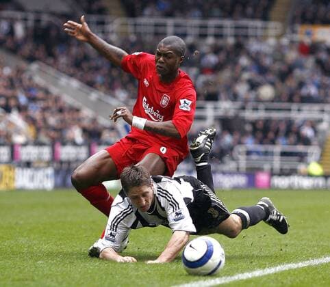 Djibril Cisse (Liverpool, li.) gegen Robert Elliott (Newcastle) - EDITORIAL USE ONLY. No use with unauthorised audio, video, data, fixture lists, club league logos or live services. Online in-match use limited to 120 images, no video emulation. No use in betting, games or single club league player publications. Fußball Herren English Premier League 2005 2006, 1. Englische Liga, Newcastle United - FC Liverpool 1:3 Gruppe Newcastle Dynamik,