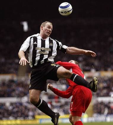 Alan Shearer (Newcastle, li.) spielt eine Etage höher Harry Kewell (Liverpool) - EDITORIAL USE ONLY. No use with unauthorised audio, video, data, fixture lists, club league logos or live services. Online in-match use limited to 120 images, no video emulation. No use in betting, games or single club league player publications. Fußball Herren English Premier League 2005 2006, 1. Englische Liga, Newcastle United - FC Liverpool 1:3 Gruppe Newcastle Dynamik, Kampf, Überlegenheit