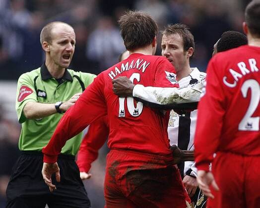 Dietmar Hamann (Liverpool, Mitte) und Lee Bowyer (Newcastle) geraten aneinander, li. FIFA Schiedsrichter Mike Riley (England) - EDITORIAL USE ONLY. No use with unauthorised audio, video, data, fixture lists, club league logos or live services. Online in-match use limited to 120 images, no video emulation. No use in betting, games or single club league player publications. Fußball Herren English Premier League 2005 2006, 1. Englische Liga, Newcastle United - FC Liverpool 1:3 Gruppe Newcastle Spannung,