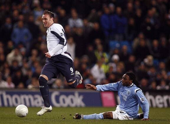 Dean Ashton (West Ham, li.) lässt Kizito Musampa (Manchester City) hinter sich - EDITORIAL USE ONLY. No use with unauthorised audio, video, data, fixture lists, club league logos or live services. Online in-match use limited to 120 images, no video emulation. No use in betting, games or single club league player publications. Fußball Herren FA Cup 2005 2006, Englischer Pokal, Pokalspiel, Manchester City - West Ham United 1:2 Gruppe Manchester Dynamik,