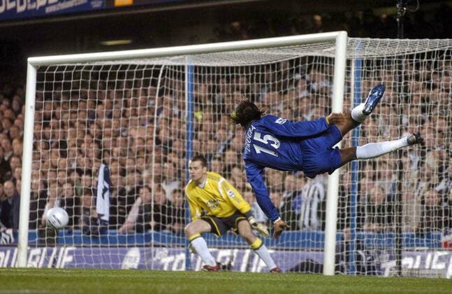 Didier Drogba (Chelsea, re.) mit einem artistischen Seitfallzieher gegen Torwart Shay Given (Newcastle) - EDITORIAL USE ONLY. No use with unauthorised audio, video, data, fixture lists, club league logos or live services. Online in-match use limited to 120 images, no video emulation. No use in betting, games or single club league player publications. Fußball Herren FA Cup 2005 2006, Englischer Pokal, Pokalspiel, English Premier League, 1. Englische Liga, Gruppe London Höhe, Dynamik,