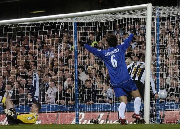 Lee Bowyer (re.) und Torwart Shay Given (beide Newcastle) enttäuscht, Ricardo Carvalho (Chelsea, Mitte) freut sich über den Treffer zum 1:0 - EDITORIAL USE ONLY. No use with unauthorised audio, video, data, fixture lists, club league logos or live services. Online in-match use limited to 120 images, no video emulation. No use in betting, games or single club league player publications. Fußball Herren FA Cup 2005 2006, Englischer Pokal, Pokalspiel, English Premier League, 1. Englische Liga, Gruppe London