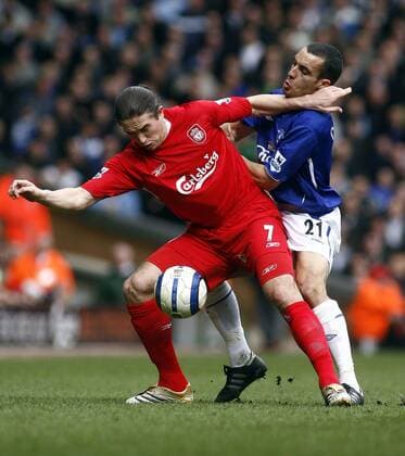 Harry Kewell (Liverpool, li.) gegen Leon Osman (Everton) - EDITORIAL USE ONLY. No use with unauthorised audio, video, data, fixture lists, club league logos or live services. Online in-match use limited to 120 images, no video emulation. No use in betting, games or single club league player publications. Fußball Herren English Premier League 2005 2006, 1. Englische Liga, Liverpool FC - Everton FC 3:1 Gruppe Liverpool Dynamik, Kampf,
