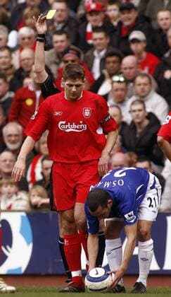 Gelbe Karte für Steven Gerrard (Liverpool, li.), Freistoß für Leon Osman (Everton) - EDITORIAL USE ONLY. No use with unauthorised audio, video, data, fixture lists, club league logos or live services. Online in-match use limited to 120 images, no video emulation. No use in betting, games or single club league player publications. Fußball Herren English Premier League 2005 2006, 1. Englische Liga, Liverpool FC - Everton FC 3:1 Gruppe Liverpool Enttäuschung,