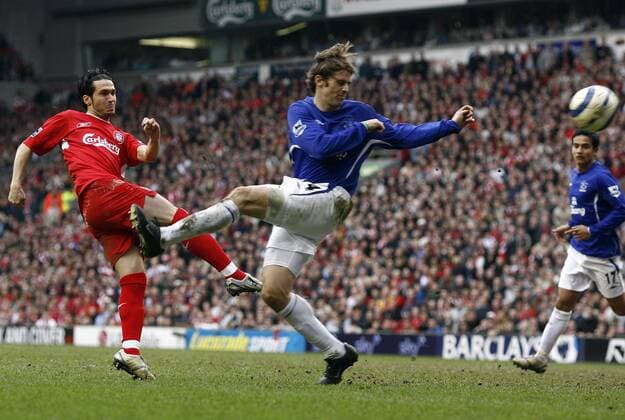 Luis Garcia (Liverpool, li.) zieht ab gegen Kevin Kilbane (Everton) - EDITORIAL USE ONLY. No use with unauthorised audio, video, data, fixture lists, club league logos or live services. Online in-match use limited to 120 images, no video emulation. No use in betting, games or single club league player publications. Fußball Herren English Premier League 2005 2006, 1. Englische Liga, Liverpool FC - Everton FC 3:1 Gruppe Liverpool Dynamik,