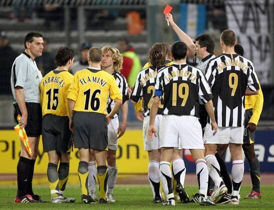 Pavel Nedved (4. v. li., Juventus) bekommt die rote Karte von Schiedsrichter Herbert Fandel, Assistent Carsten Kadach (beide Deutschland) zeigt, im Gegensatz zu den dazukommenden Spielern, keine Regung; v. li.: Cesc Fabregas, ... - Fußball EC 1 Herren Champions League 2005 2006, Juventus Turin - Arsenal FC London 0:0, Juve, Rückennummer, hinten Totale Schiri, Referee, Unparteiischer Turin, rot, Feldverweis, Platzverweis Spannung,